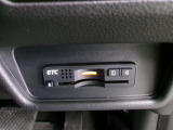 ETC付。高速道路の料金所はキャッシュレスで通過です。サービスエリア等にあるスマートインターの出入口も利用可能でとっても便利。ご納車後すぐにお使い頂けるようセットアップしてのお渡しとなります。