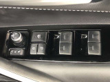 パワーウィンドのスイッチです。運転席に座りながら、助手席や後席の窓を開け閉めできるので大変便利ですよ。
