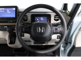 運転中もハンドルでの操作が可能です。特に高速道路等の目が離せない運転時には、便利さだけでなく、安全性も兼ね備えております。