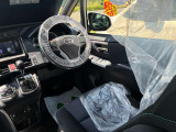 運転席はこちらです。プライベートな車内なのでリラックスできる空間を。