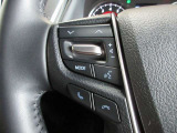 ステアリングスイッチは前方から目を離すことなく操作することが可能。わき見運転の防止に。