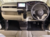 車内は光触媒抗菌消臭施工済です。インパネ周りはスタイリッシュなデザインで機能や装備も充実しています。グローブボックスやカップホルダーのほかにトレーなどたくさんの収納スペースが付いています。