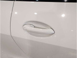 【デザインとの融合】BMWデザイナーが創り出したボディデザインを損なう事のない様に配置とデザインに拘っています。ドアノブについてもBMWの拘りに妥協はありません。
