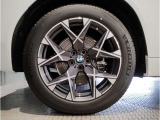 BMWの純正アロイホイールは軽量かつ強度にも優れているホイールで走行性能を引き上げる設計になっております。足元にもBMWは妥協がなくこだわっている個所になります。