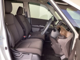 Hondaセンシング搭載ミリ波レーダーと単眼カメラで、クルマの前方の状況を認識。ブレーキやステアリングの制御技術と協調し、安心・快適な運転や事故回避を支援する先のシステムです