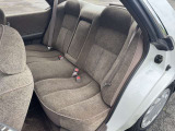 後部席☆厚みのあるシートが時代を感じます☆新車から30年以上経過していますので色褪せやスレ等ございます☆