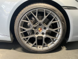 オプション設定のフロント20インチ/リア21インチRSスパイダーデザインホイール(ポルシェカラークレストホイールセンターキャップ付)