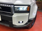 【LEDヘッドライト】悪天候や夜間走行時も良好な視界を確保し安心して運転できる高輝度LEDヘッドライトを装備!点灯速度が早く、消費電力も抑えられています。
