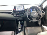 運転席周りのレイアウトをご覧ください。ナビゲーションが綺麗に装着されすっきり収まってますね!