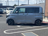当店は照明・屋根付きスペースございますので雨天時も安心して現車確認が可能です。