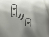 【ブラインドスポットモニター】走行中、ドアミラーの死角になりやすい箇所に後続車が接近するとサイドミラーのレンズに警告を表示!ドライバーに注意喚起をしてくれます。