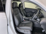 フロントは運転席と助手席が別々の広々としたセパレートシート、運転席は高さを調整できるハイトアジャスター付きでちょうどいいドライビングポジションに調整できます
