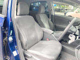 運転席まわりには十分なスペースがあり、大柄な方でもゆったり運転していただける環境です。