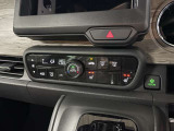 車内の温度を快適に調整するオートエアコンが装備されております。