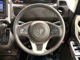 インテリアに合わせたデザインのステアリングは、運転される方のことも考え、運転しやすい形状、大きさです。是非一度、実際に触ってお確かめください。