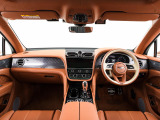 前車追従機能、レーンキープアシスト、ヘッドアップディスプレイも備わり、多数のオプションを備えております。