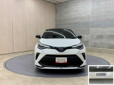 お車購入のポイントとなるフロントマスクです!シャープな目つきが印象的なデザインのヘッドランプです。
