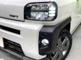 【LEDヘッドライト】悪天候や夜間走行時も良好な視界を確保し安心して運転できる高輝度LEDヘッドライトを装備!点灯速度が早く、消費電力も抑えられています。