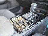 【オートブレーキホールド】停車中にブレーキペダルから足を放しても、ブレーキを自動的に制御して、車両の停車状態を保持する機能です。信号待ちなどの停車時に運転者の負担を軽減します。