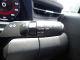 オートライト機能が装備されており暗い場所に入ると車両が検知しライトのON・OFFを自動的に切り替えてくれますので非常に便利な装備です♪