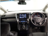 オシャレなインテリアで運転する気分も盛り上がりますよね^^