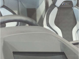 【ヘッドアップディスプレイ】現在の車速表示や目的地へのルート案内やメディア関連のリストを表示する事が可能です。視線移動を減らす事によりドライブに集中して頂けます。