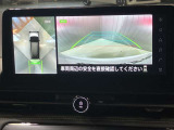 【アラウンドビューモニター】車を上から見下ろしているかのような映像で周囲の状況がひと目で確認、狭い駐車場に駐車するときも安心です♪