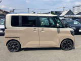 サイドから見ても素敵なデザインの軽自動車です!天井も高く室内空間も広く快適です☆