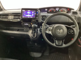 車内は光触媒抗菌消臭施工済です。スタイリッシュなデザインでスポーティなインパネ周りを演出します。グローブボックスやカップホルダーのほかにトレーなどたくさんの収納スペースが付いています。