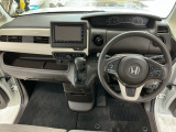 【前方視界】開放的な前方視界!運転がしやすく疲れにくいです♪窓が大きく、見通しがとっても良いおクルマですよ♪