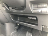 ステアリングコラム下、インスト運転席ポケット