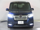 ハロゲンより明るく、より遠くまでさらなる安心感のあるLEDヘッドライトを採用。照射軸の上下方向を自動調整するオートレベリング機構、点灯忘れも防止できるオートライトコントロール機構付きです。