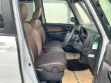 運転席まわりです。実際に座ってみて、乗り心地を体験してみてください。