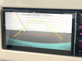 【バックカメラ】駐車時に後方がリアルタイム映像で確認できます。大型商業施設や立体駐車場での駐車時や、夜間のバック時に大活躍!運転スキルに関わらず、今や必須となった装備のひとつです!