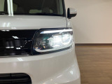 LEDヘッドライトを装備!白く明るい光で暗い道でもしっかり照らして、安全に運転出来ます。