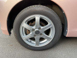 燃費が良く、ステアリング操作もスムーズに行うことができる、アルミホイール付き車ですよ。