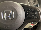 ハンドルにHondaセンシング系のクルーズコントロールやレーンキープアシストなどの操作スイッチが装備されています。ハンドルから手を離さず安全に操作できます。