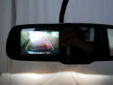 バックカメラが付いているので後方確認が非常にしやすいです。今や運転初心者も熟練者も必須装備!ついていて損はないですね♪