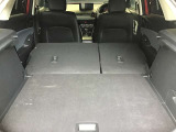 リヤシートを倒すと大きな荷物も搭載可能です。