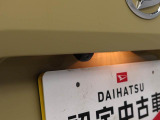 このお車はバックカメラが付いています。ナビをつければ連動できます。バックの操作が楽になります。