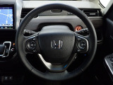 ハンドル左側にはオーディオ操作が出来るオーディオリモートコントロールスイッチ、右側にはHonda SENSINGとオートクルーズコントロールのスイッチを装備!