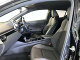 高いホールド性で運転姿勢が安定します。長距離ドライブでも疲れにくいのが魅力です。快適なドライビングライフをお送りください♪