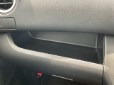 グローブボックス上部に小物入れあります。