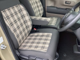 フロントシートです!!ベンチシートなので座席の移動もスムーズに出来ます!!足元も広く運転も楽ですよ!!