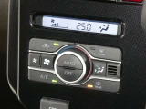 【オートエアコン】車内温度を感知して自動で温度調整をしてくれるのでいつでも快適な車内空間を創り上げます!どの席に座っても快適なドライブが楽しめます♪