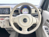インテリアに合わせたデザインのステアリングは、運転される方のことも考え、運転しやすい形状、大きさです。是非一度、実際に触ってお確かめください。