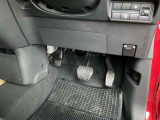 駐車ブレーキは足踏み式です