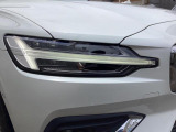 ボルボのアイコンである、北欧神話の武器をモチーフにした「トールハンマー型」のLEDヘッドライトが装備されています。