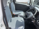 ゆったりとくつろげる運転席です。