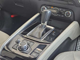 【オートブレーキホールド】停車中にブレーキペダルから足を放しても、ブレーキを自動的に制御して、車両の停車状態を保持する機能です。信号待ちなどの停車時に運転者の負担を軽減します。